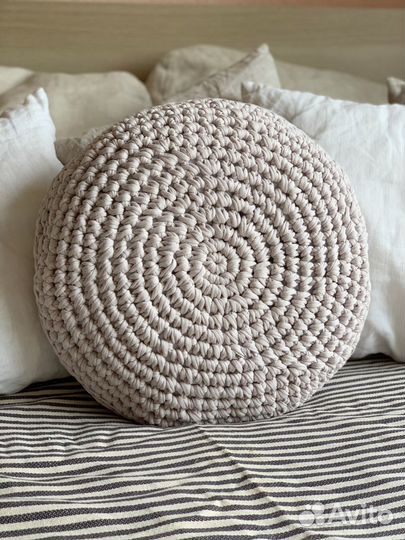 Подушка декоративная вязаная перламутровая