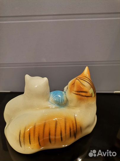 Кошка котенок с клубком фарфор статуэтка