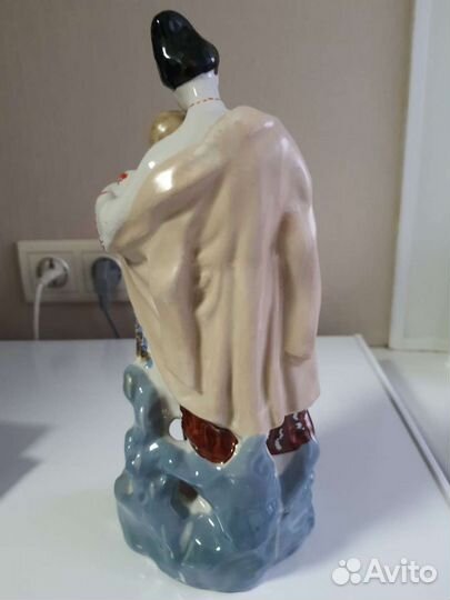 Антикварная фарфоровая статуэтка