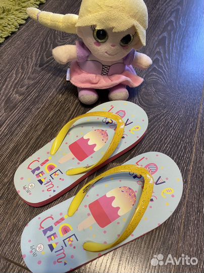 Шляпа для девочки и сланцы