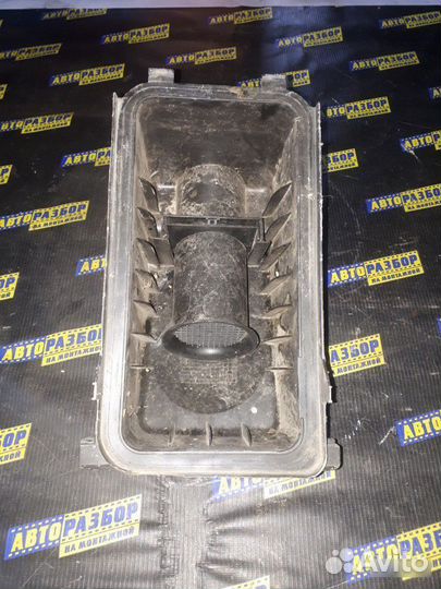 Корпус воздушного фильтра Тойота Авенсис