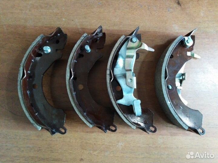 Колодки барабанные задние Mitsubishi Colt