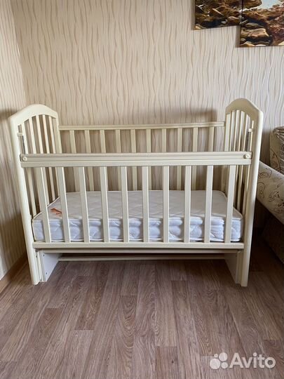 Детская кроватка с маятником