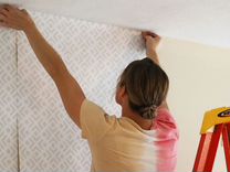Поклейка обоев за квадратный метр. Потолок обклеить обоями. Поклейка обоев квадратный метр работа. Поклейка обоев. Наклеивание обоев.