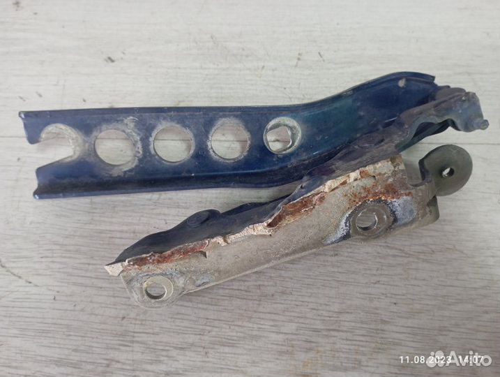 Петля капота передняя правая Skoda Octavia A5 BSF