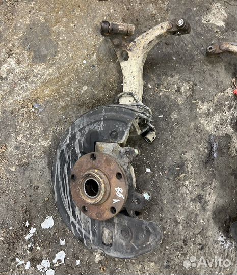 Кулак передний поворотный левый правый пассат б5