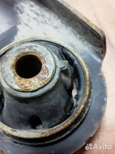 Nissan Note e11 Рычаг передний правый