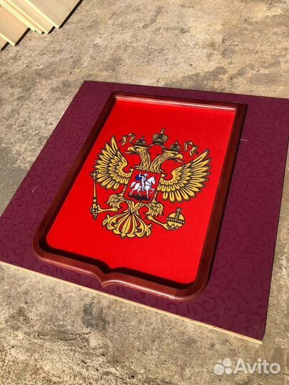 Герб России с рамой из бука настенный