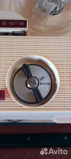 Катушечный магнитофон работает