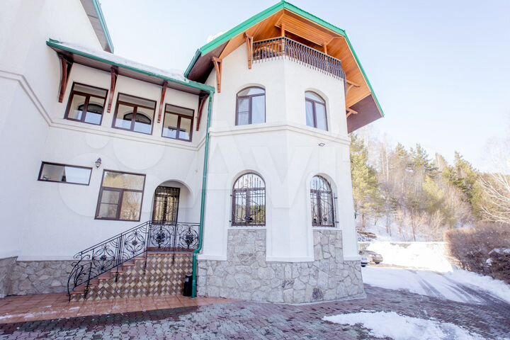Коттедж 453,7 м² на участке 7,3 сот.