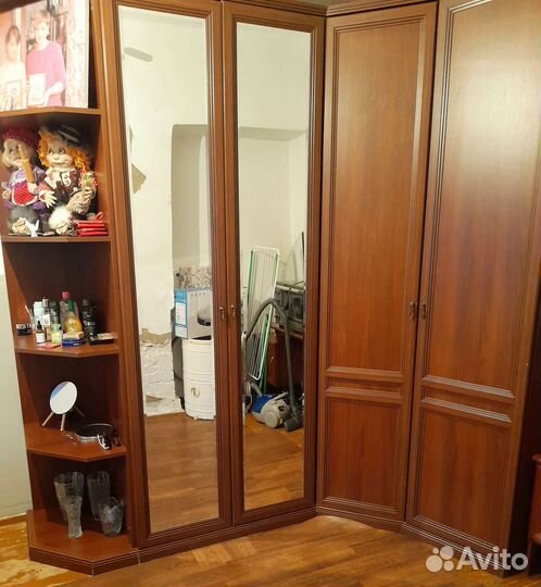 Угловой шкаф. Кровать, трельяж