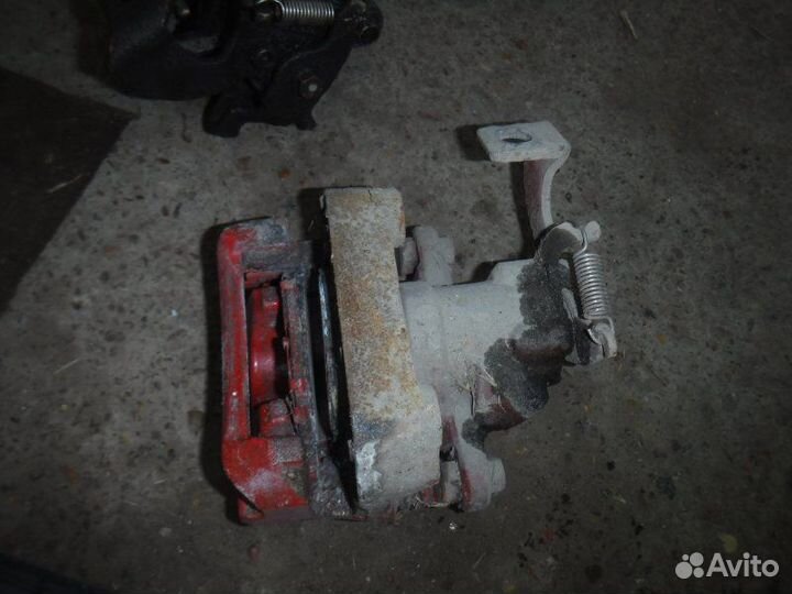 Суппорт задний левый Toyota Corolla 151 1ZR 2011