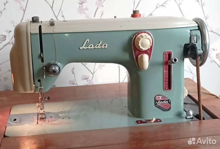 Швейная машинка LADA модель 236