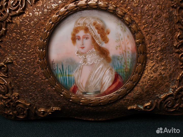 Старинная латунная шкатулка с портретом. Европа