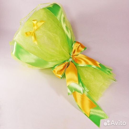 Зеленый букет из игрушек с мишками и розочками