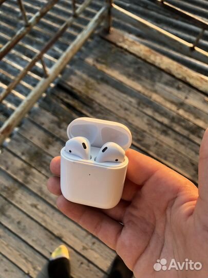 Наушники AirPods