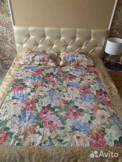 Покрывало на 2 х спал. кровать, наволочки, шторы