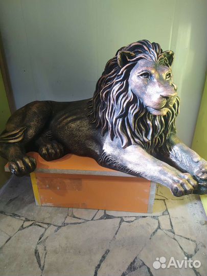 Лев из бетона