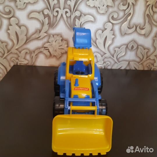Трактор игрушка