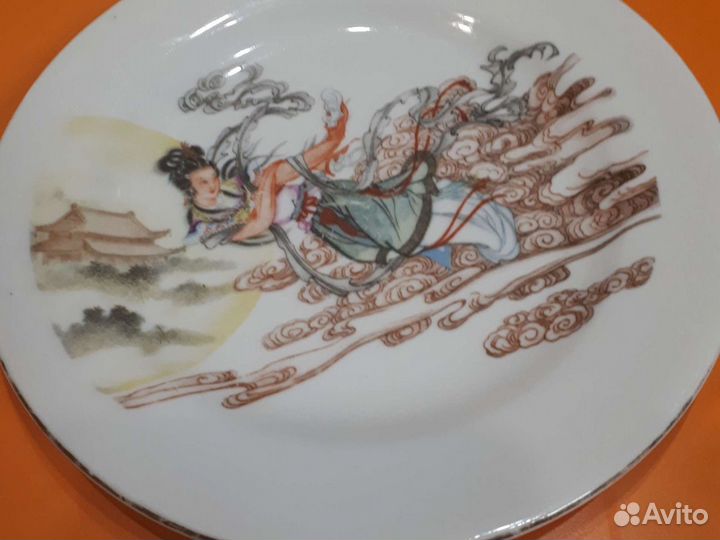 Конфетница и тарелки Китай