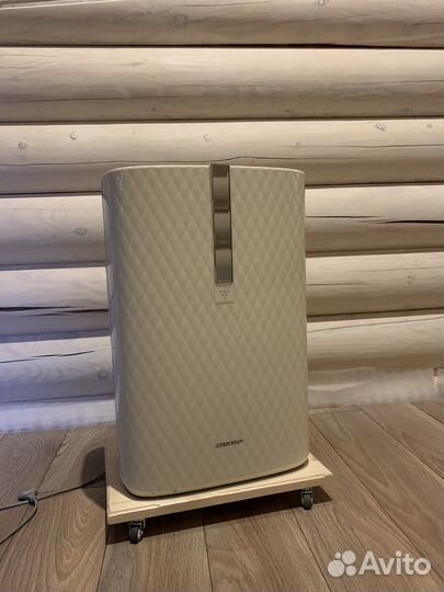 Удобная и мобильная подставка на колесиках