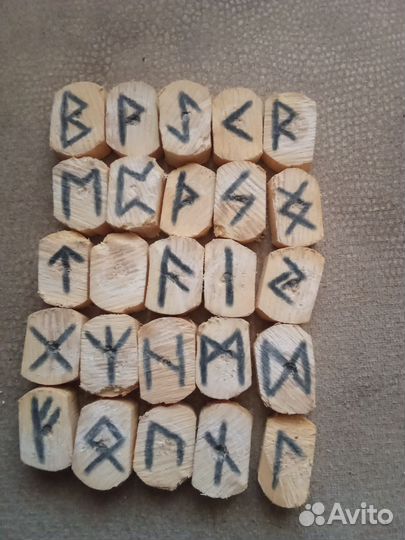 Руны с мешочком освещённые