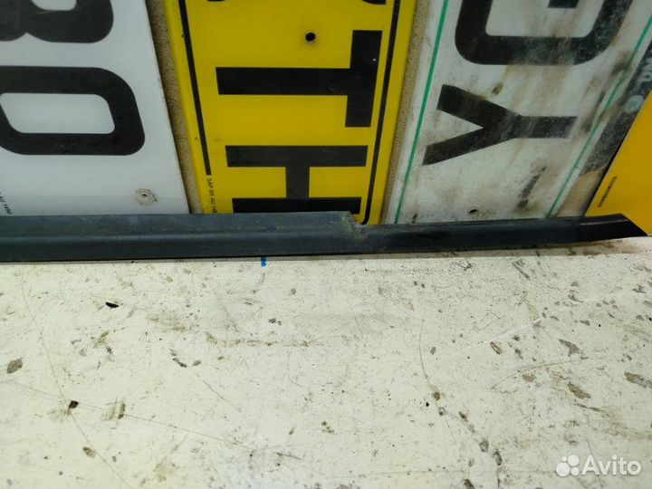 Накладка стекла переднего правого Skoda Fabia