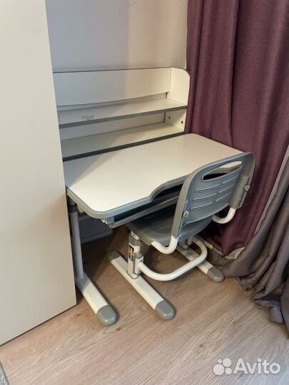 Детский письменный стол и стул