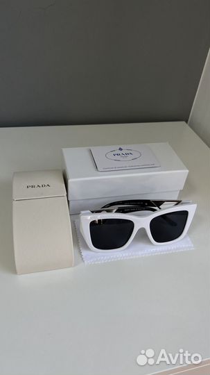 Очки Prada солнцезащитные