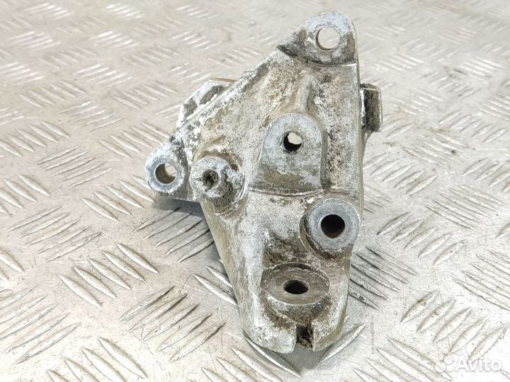 Кронштейн двигателя E 124