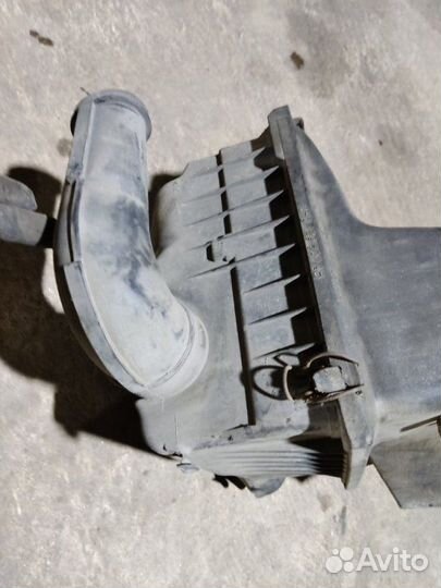 Корпус воздушного фильтра Volkswagen Vento седан