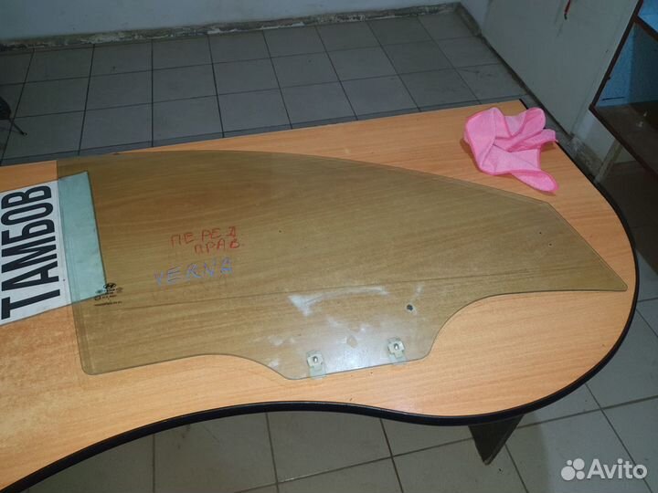 Стекло правой передней двери хундай верна 2008 год