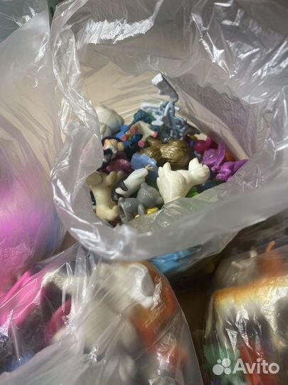 4 пакета с мелкими игрушками