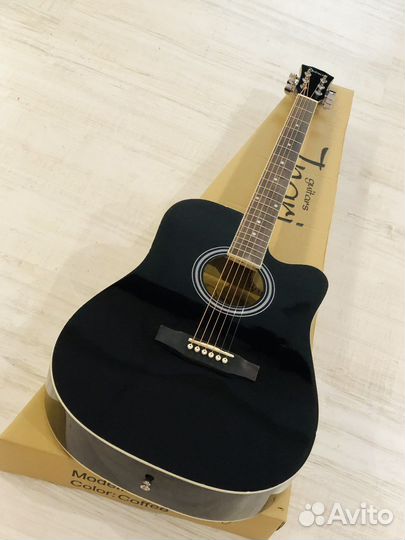 Большая гитара с металлическими струнами