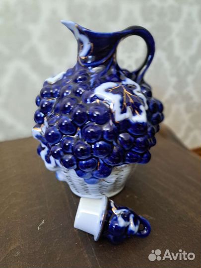 Графин -штоф,Виноград вкорзине