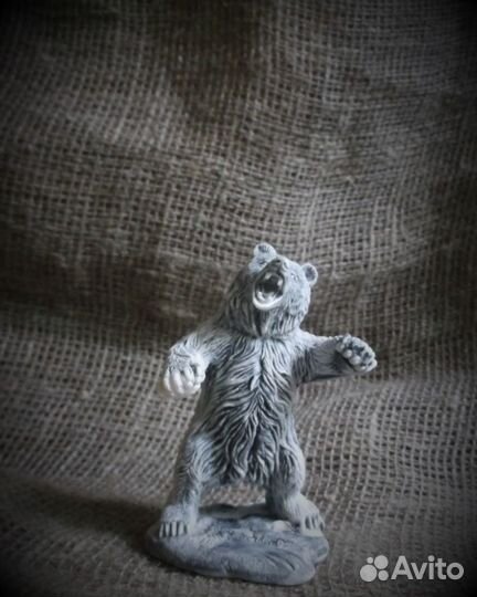 Медведь фигурк из камня