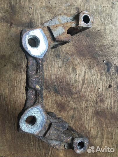 Скоба суппорта заднего правого Renault Laguna 2