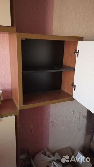 Ящики настенные и тумбочка