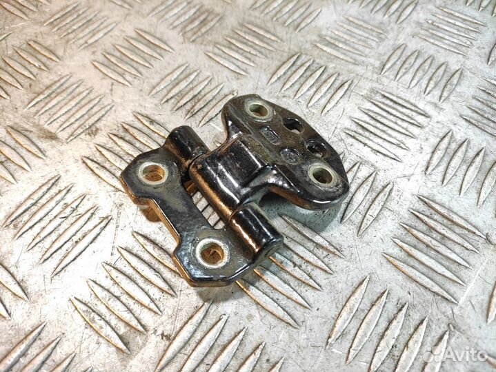 Петля двери передней левой верхняя E 124