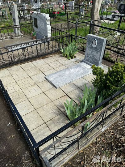 Уборка могил на кладбище