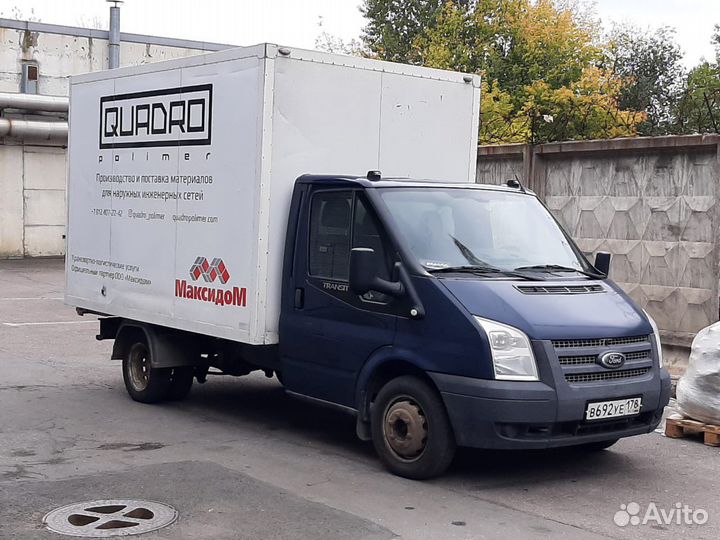 Водитель со своим грузовым автомобилем