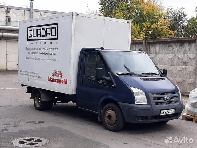 Водитель со своим грузовым автомобилем