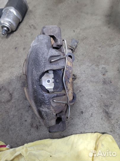 Супорта тормозные передние с дисками