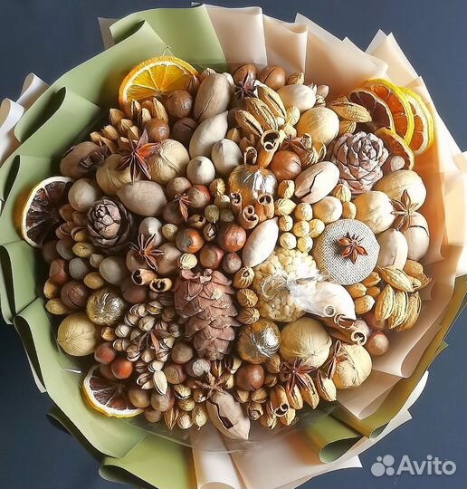 Букет из орехов