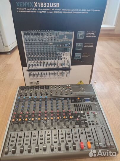 Микшерный пульт Behringer xenyx X1832USB