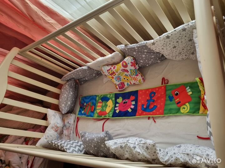 Детская кроватка с маятником и ящиком