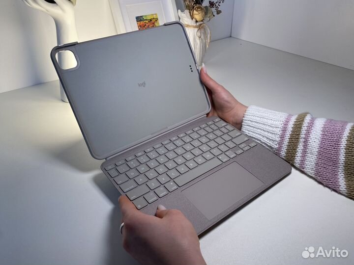 Logitech Combo Touch iPad 11 Pro Sand