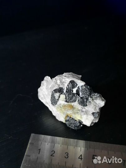 Шерл черный турмалин магический камень