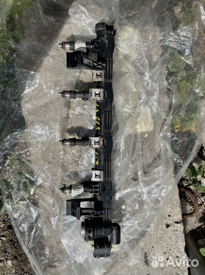 Рампа топливная с форсунками на форд фокус 3