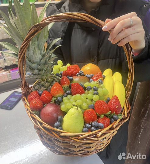 Эффектная фруктовая корзина с ягодами и розами